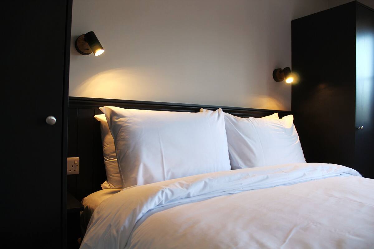 King Room | Bàn, khu vực làm việc phù hợp cho laptop, màn/rèm cản sáng 