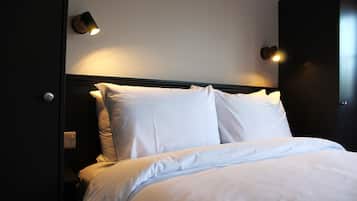 King Room | Escritorio, espacio para trabajar con laptop y cortinas blackout