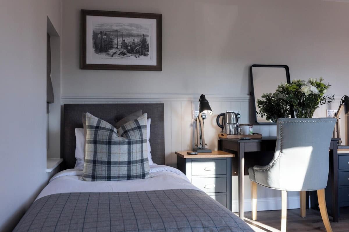 Twin Accessible Room | Escritorio, espacio para trabajar con laptop y cortinas blackout