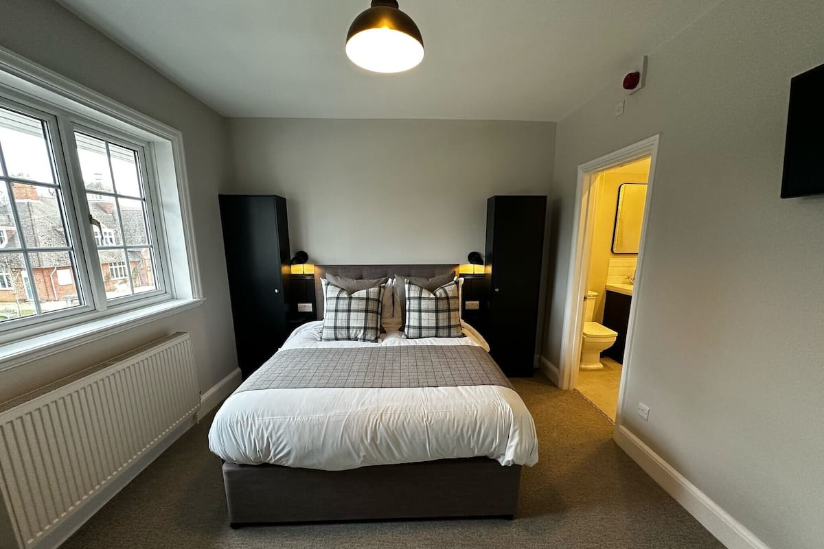 Small Family Room with King | Escritorio, espacio para trabajar con laptop y cortinas blackout