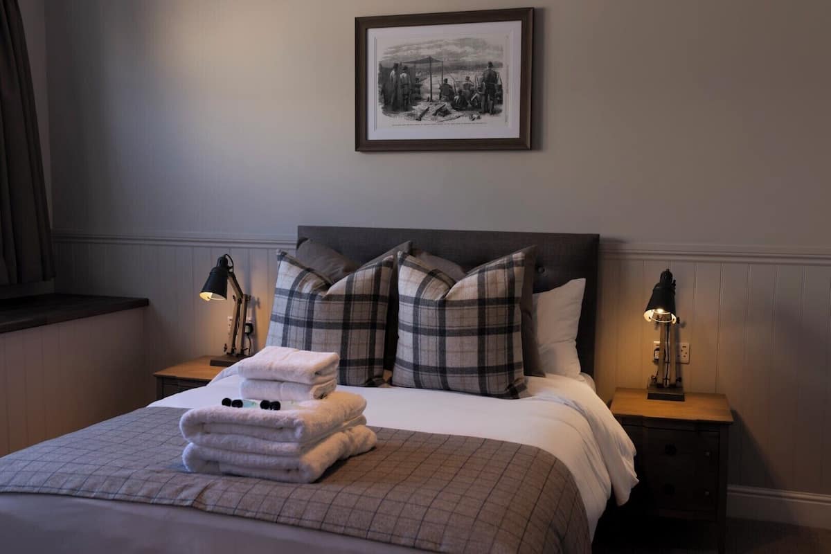 Standard Double Room | Escritorio, espacio para trabajar con laptop y cortinas blackout