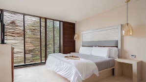 Een moderne slaapkamer met een groot bed, nachtkastjes, een hanglamp en uitzicht door een raam met jaloezieën.