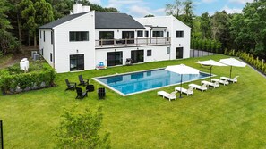 A heated pool - Spacious Southampton home, close to town, beaches, large private yard,... (Southampton)