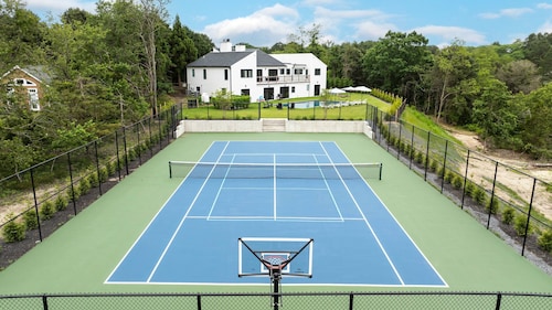 Spacious Southampton home, close to town, beaches, large private yard,...