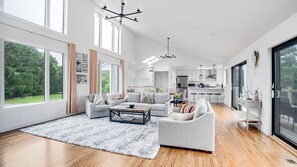 Smart TV, stereo - Spacious Southampton home, close to town, beaches, large private yard,... (Southampton)