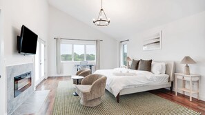 5 bedrooms, Internet, bed sheets - Spacious Southampton home, close to town, beaches, large private yard,... (Southampton)