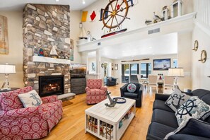 Smart TV, fireplace - Waterfront Vacation Rental in Sister Bay (Sister Bay)