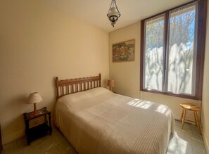 3 chambres, fer et planche Ă repasser