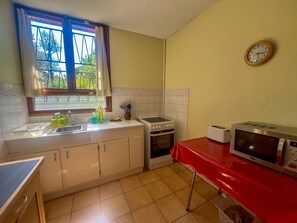 Een koelkast, een microgolfoven, een oven, een kookplaat