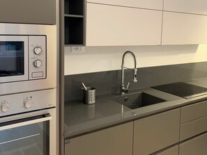 Micro-ondes, four, plaque de cuisson
