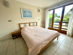 4 chambres, fer et planche à repasser