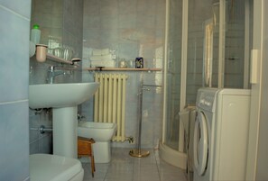 吹风机、毛巾、卫生纸