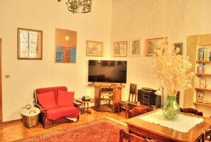 电视、壁炉、书、立体声音响