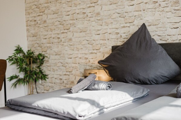 2 bedrooms, desk, WiFi, bed sheets - Vintage Apartment Bauhaus| 2 Bed Rooms| Netflix (Dessau-Roßlau)