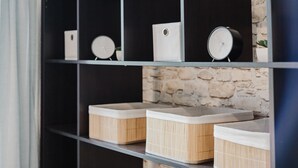 A bookshelf with three wooden boxes and two clocks. - Vintage Apartment Bauhaus| 2 Bed Rooms| Netflix (Dessau-Roßlau)