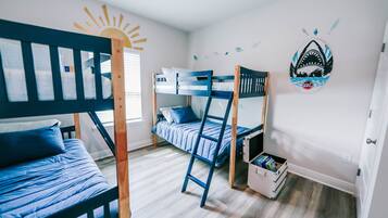 4 habitaciones, tabla de planchar con plancha y cuna de viaje