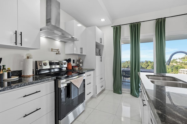 Kühlschrank, Mikrowelle, Herdplatte, Wasserkocher mit Kaffee-/Teezubehör