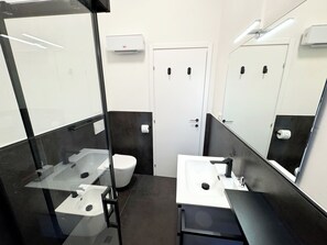 Shower, hair dryer, bidet, towels - Chic Loft in Central Rome. New amenities. Walking distance from center, 2BR, 2BA (Roma)