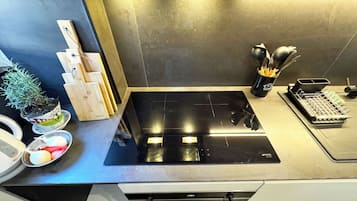 Kühlschrank, Ofen, Herdplatte, Wasserkocher mit Kaffee-/Teezubehör