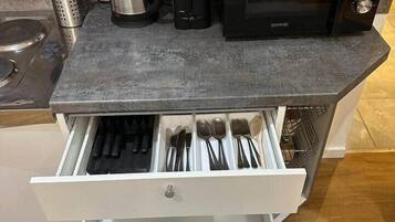 Kühlschrank, Mikrowelle, Herdplatte, Wasserkocher