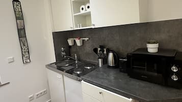 Een koelkast, een magnetron, een kookplaat, een waterkoker