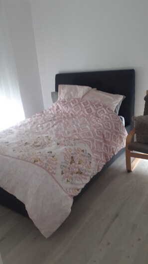 2 slaapkamers, een strijkplank/strijkijzer, beddengoed