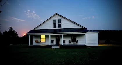 Enjoy peace and quiet in this country home located near the Cumberland River.