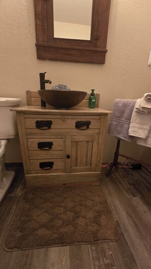 Shower, soap, toilet paper - Hayfield Cabin (Niota)
