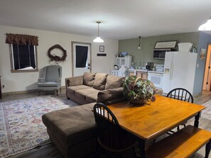 TV - Hayfield Cabin (Niota)