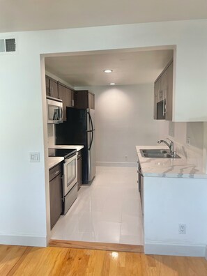 Microondas, horno, parrilla de estufa y lavavajillas 