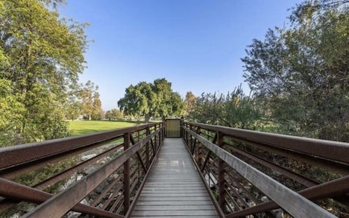  2-bedroom Condo in Heart of Downtown Calabasas