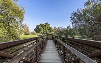  2-bedroom Condo in Heart of Downtown Calabasas