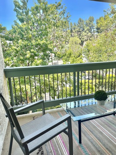  2-bedroom Condo in Heart of Downtown Calabasas