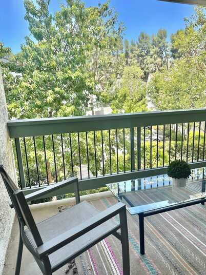  2-bedroom Condo in Heart of Downtown Calabasas