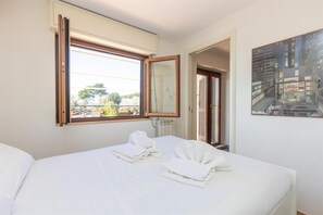 2 bedrooms, iron/ironing board, internet, bed sheets