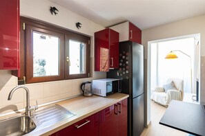 Fridge, microwave, stovetop, dishwasher