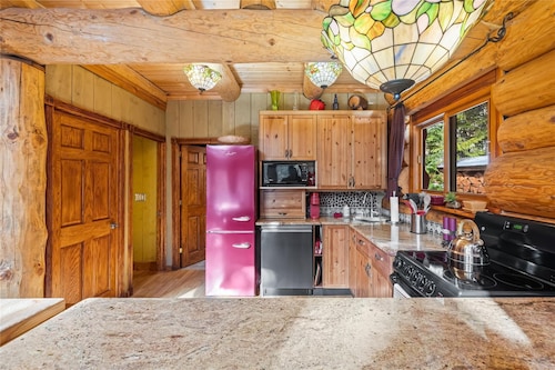  Creek side log cabin in the woods -dog friendly