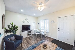 Comfort House, 2 Bedrooms, Non Smoking, Kitchen | Living area