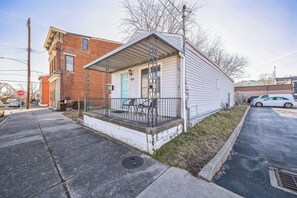 Front of property - Cozy 2 Bedroom Getaway (Covington)