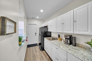 Casa Confort, 2 habitaciones, para no fumadores, cocina | Cocina privada | Cafetera y tetera 