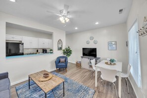 Comfort House, 2 Bedrooms, Non Smoking, Kitchen | In-room dining - Cozy 2 Bedroom Getaway (Covington)