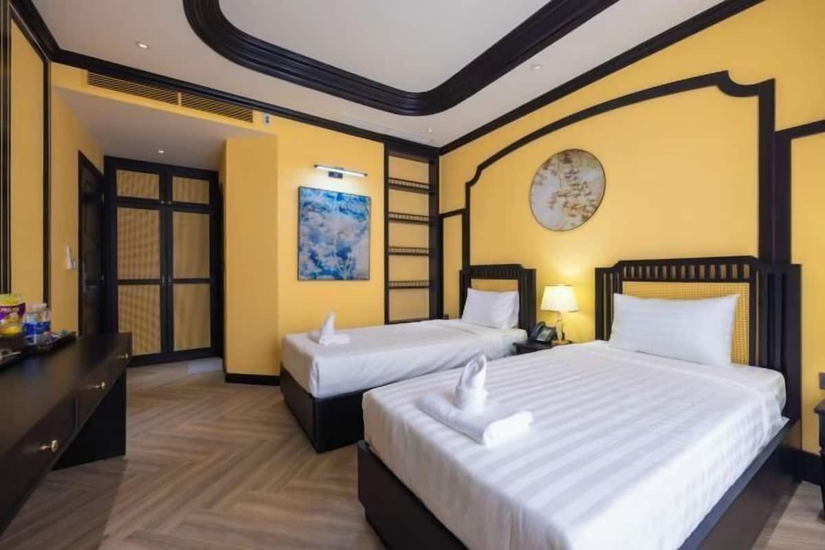 Premium bedding, Select Comfort beds, minibar, desk