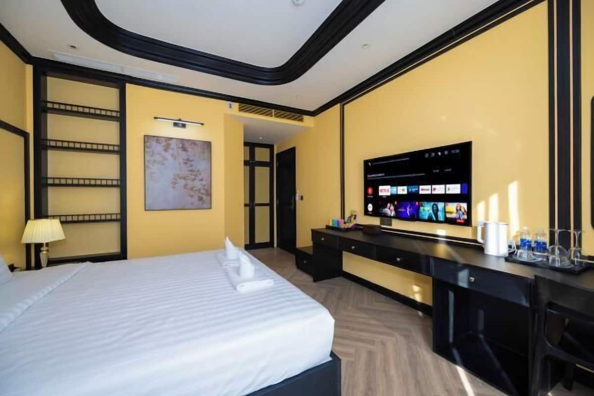Premium bedding, Select Comfort beds, minibar, desk