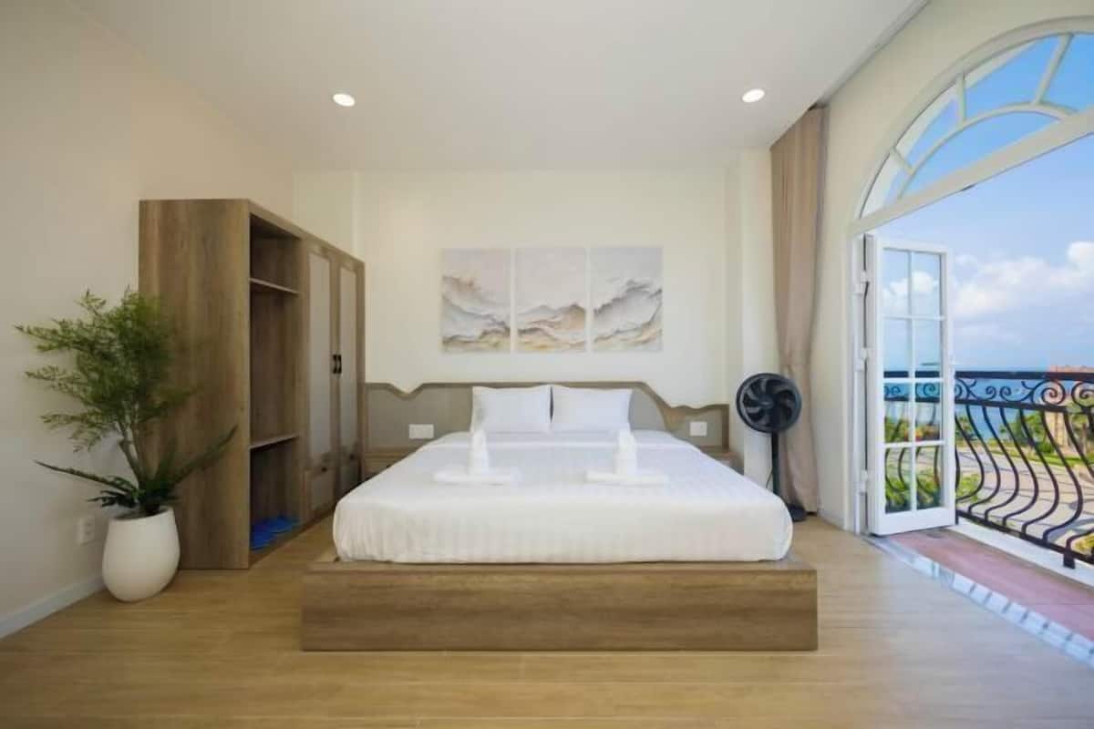 Premium bedding, Select Comfort beds, minibar, desk