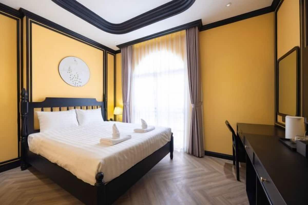 Premium bedding, Select Comfort beds, minibar, desk