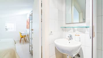 Douche, sĂšche-cheveux, serviettes fournies, papier toilette