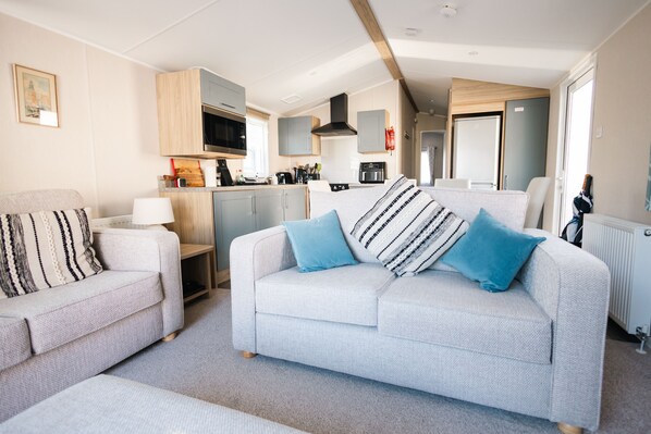 TV - Sea Dreams - a pet friendly property on Sandhills (Christchurch)