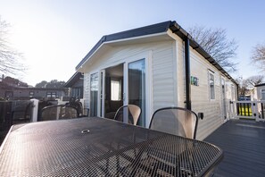 Outdoor dining - Sea Dreams - a pet friendly property on Sandhills (Christchurch)