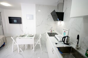Refrigerador, microondas, parrilla de estufa y cafetera y tetera 