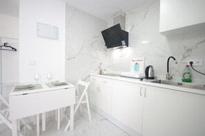 Refrigerador, microondas, parrilla de estufa y cafetera y tetera 